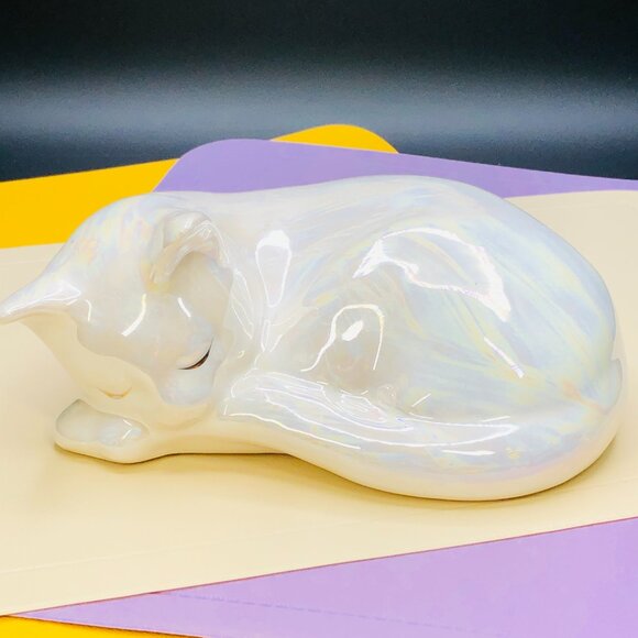 Vintage 80s White Pearlescent Ceramic Sleeping Cat Figurine - Oil Spill Glaze - Picture 2 of 10